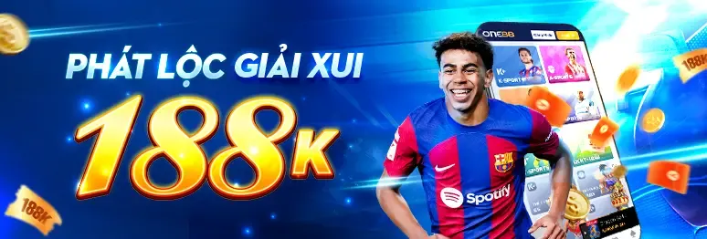 Đội tuyển eSports đang thi đấu trong một giải đấu lớn, với màn hình hiển thị trò chơi
